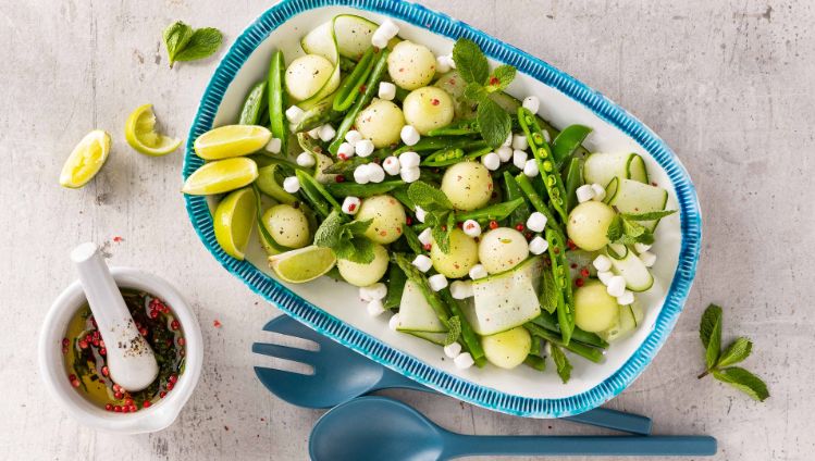 groene salade met geitenkaasbolletjes en meloen